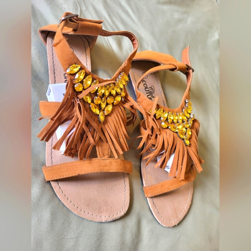 💥4 for $30💥 Club Couture fringed leather sandal with yellow stones size 7